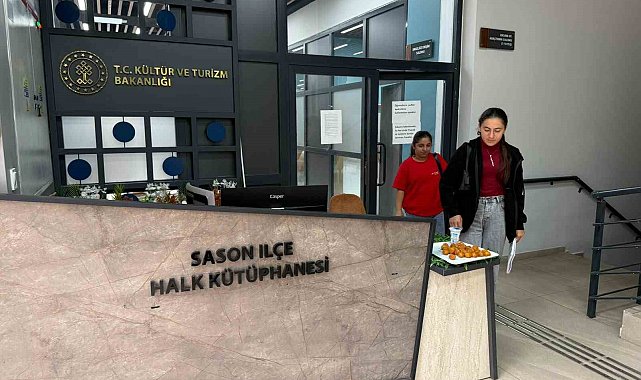 Sason'da kütüphaneye gelen öğrencilere tatlı ve içecek ikramı