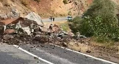 Şavşat'ta yamaçtan kopan dev kayalar köy yolunu kapattı