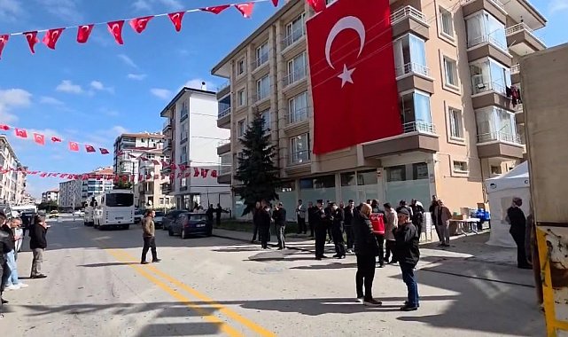 Şehit polis Ahmet Türkoğlu'nun baba ocağına Türk bayrağı asıldı