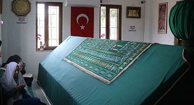 Şehre ve nehre adı verildiği rivayet edilen zatın türbesinde huzur buluyorlar