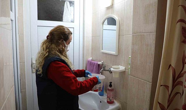 Şehzadeler Belediyesinden ihtiyaç sahiplerine evde temizlik hizmeti