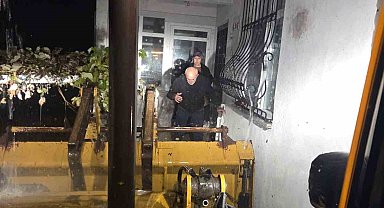 Sel suları evi kuşattı: Yaşlı çift kepçeyle kurtarıldı, 30 koyun için seferber olundu