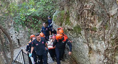 Şelaleyi gezerken 6 metrelik yamaçtan düşüp mahsur kaldı, ekipler tarafından kurtarıldı