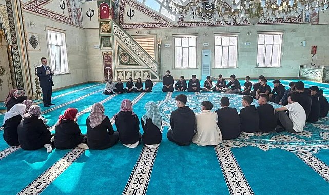 Selendi'de gençler cami çatısı altında buluştu