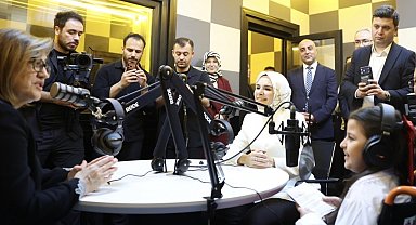 Serebral palsi hastası Cansu, ilk röportajını Bakan Göktaş ile yaptı