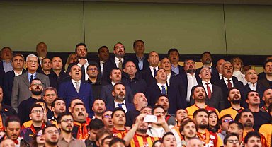 Sergen Yalçın derbiyi stattan takip etti