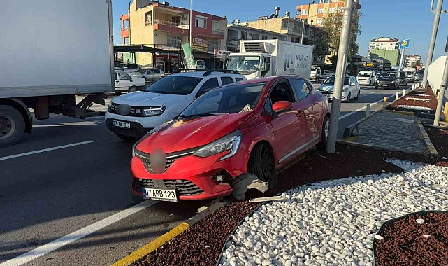 Serik'te iki otomobil çarpıştı: 1 yaralı
