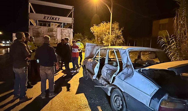 Serik'te otomobil ile kamyon çarpıştı: 3 yaralı