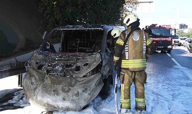 Servisten 2 saat önce çıkan panelvan araç, Bayrampaşa'da alev alev yandı