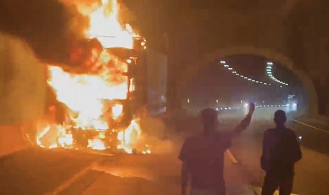 Seyir halindeki kamyon alev alev yandı