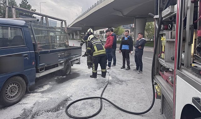 Seyir halindeki kamyonetin lastiği yandı