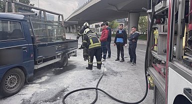 Seyir halindeki kamyonetin lastiği yandı