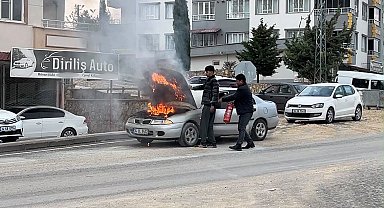 Seyir halindeki otomobil alev aldı