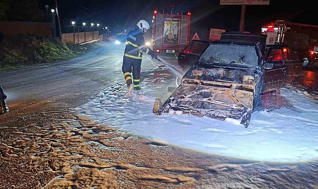 Seyir halindeki otomobil alev alev yandı