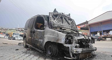 Seyir halindeyken alevlere teslim olan Fiat marka araç dakikalar içinde yanarak kullanılmaz hale geldi
