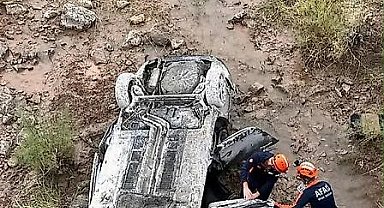 Siirt'te feci kaza: Araç ters döndü, 1'i bebek 3 kişi yaralandı