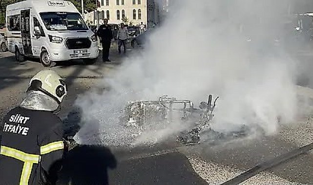 Siirt'te hafif ticari araç ile çarpışan motosiklet alevlere teslim oldu