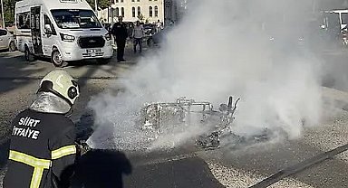 Siirt'te hafif ticari araç ile çarpışan motosiklet alevlere teslim oldu