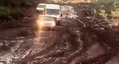 Siirt'te yağış sonrası yollar çamura döndü, araçlar yolda kaldı