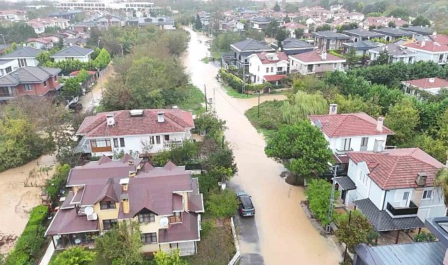 Şile'de sağanak yağış sonrası sokaklar göle döndü