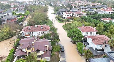 Şile'de sağanak yağış sonrası sokaklar göle döndü
