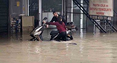 Silifke sele teslim: Dereler taştı, araçlar sular altında kaldı