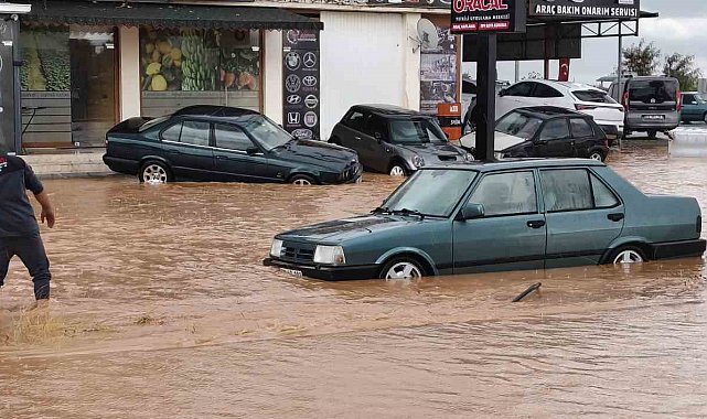 Silifke'de sağanak sele dönüştü, araçlar su içinde kaldı