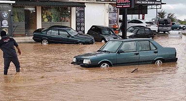 Silifke'de sağanak sele dönüştü, araçlar su içinde kaldı