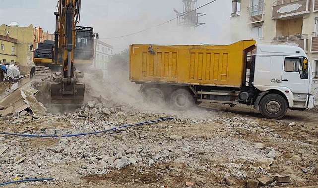 Silopi'de metruk binaların yıkımı sürüyor