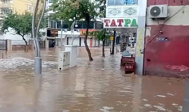 Silvan'da sağanak ve dolu taşkınlara neden oldu
