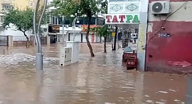 Silvan'da sağanak ve dolu taşkınlara neden oldu