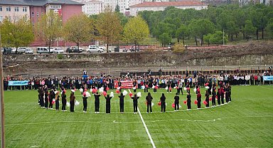 Sındırgı'da Cumhuriyet Bayramı coşkusu stadyuma taştı