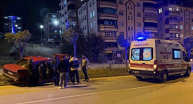 Sinop'ta otomobil ağaca çarptı: 1 yaralı