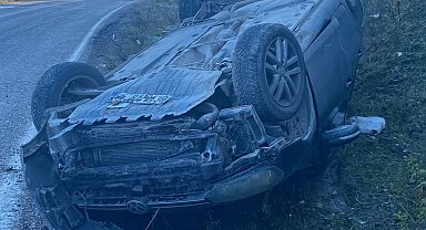 Sinop'ta otomobil takla attı: 2 yaralı