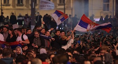 Sırbistan'da genel seçimlerde protestocu öğrenci hareketi zaferini ilan etti