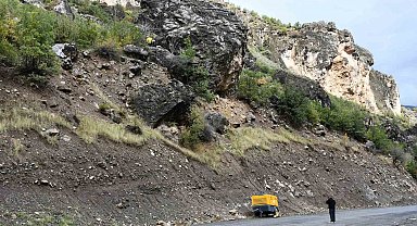 Şırnak yollarında Karadeniz ekiplerinin kaya operasyonu