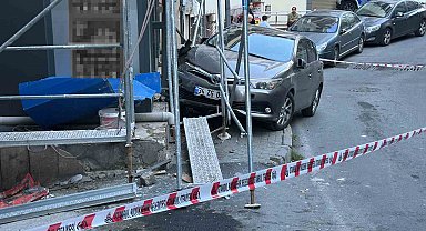 Şişli'de kontrolden çıkan otomobi, araç ve yayaya çarptı: 1 yaralı