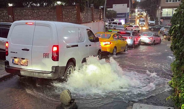 Şişli'de onlarca araç suyun ortasında kaldı