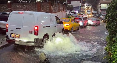 Şişli'de onlarca araç suyun ortasında kaldı