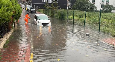 Şişli'de sağanak sonrası caddeyi su bastı: Sürücü mahsur kaldı