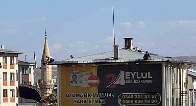 Sivas'ta 5 katlı binanın çatısında tehlikeli çalışma, yürekleri ağza getirdi