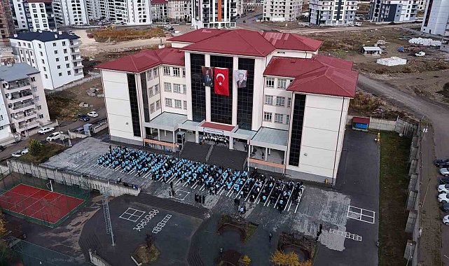 Sivas'ta 850 öğrenci coşkuyla Cumhuriyet şarkıları söyledi