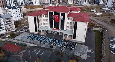 Sivas'ta 850 öğrenci coşkuyla Cumhuriyet şarkıları söyledi