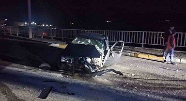 Sivas'ta aydınlatma direğine çarpan otomobilin sürücüsü yaralandı