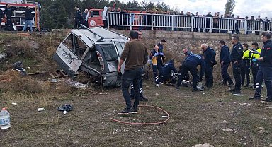 Sivas'ta hafifi ticari araç şarampole uçtu: 1 kişi öldü, 2'si ağır 4 yaralı