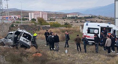 Sivas'ta hafifi ticari araç şarampole uçtu: 3'ü ağır 5 yaralı