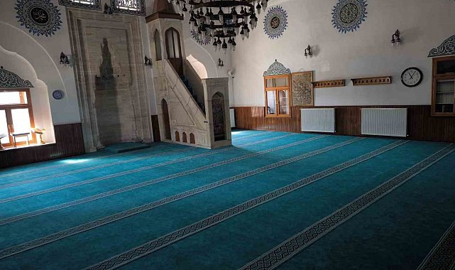 Sivas'ta hayır şartı kapsamında caminin halıları yenilendi