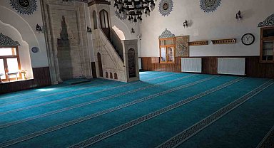 Sivas'ta hayır şartı kapsamında caminin halıları yenilendi