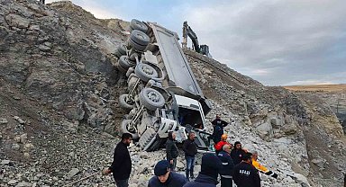 Sivas'ta taş ocağında kamyon devrildi, sürücüsü yaralandı