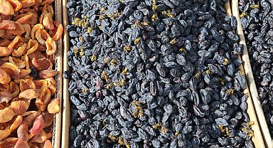 Sivas'ta yaban arıları tezgahların davetsiz misafirleri oldu